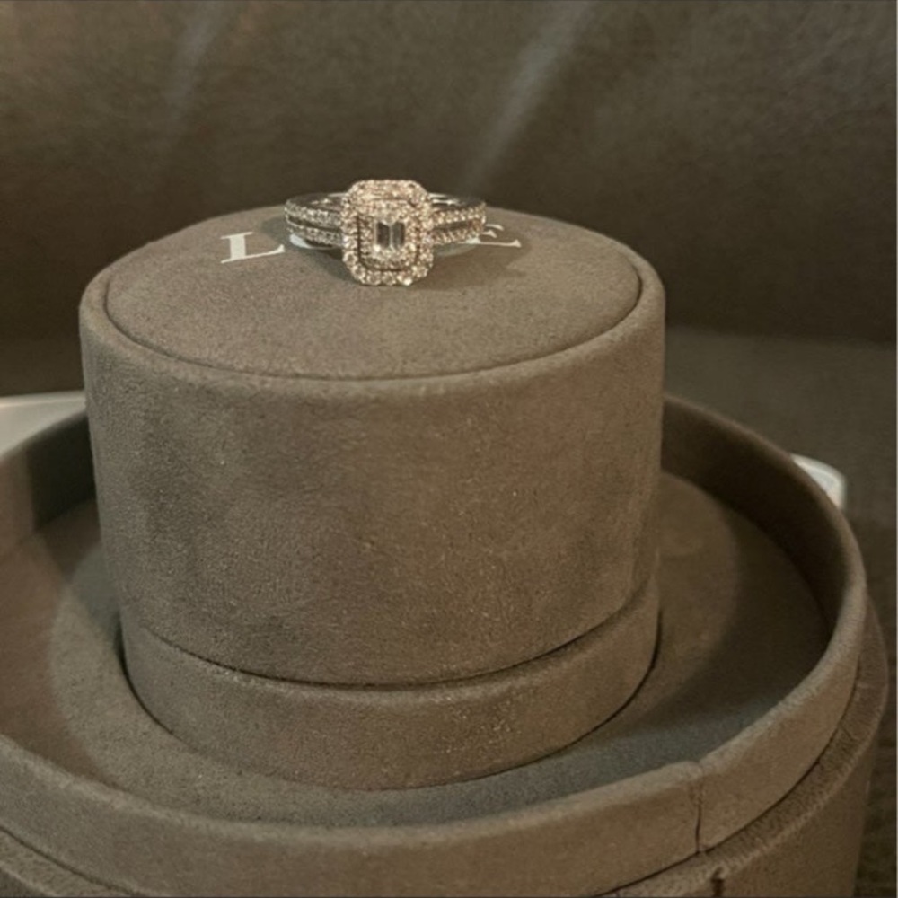 Vera Wang love collection 1CT T.W emerald cut.